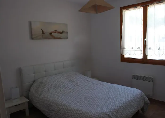 Maison En Bord De Et Lisière De Forêt *