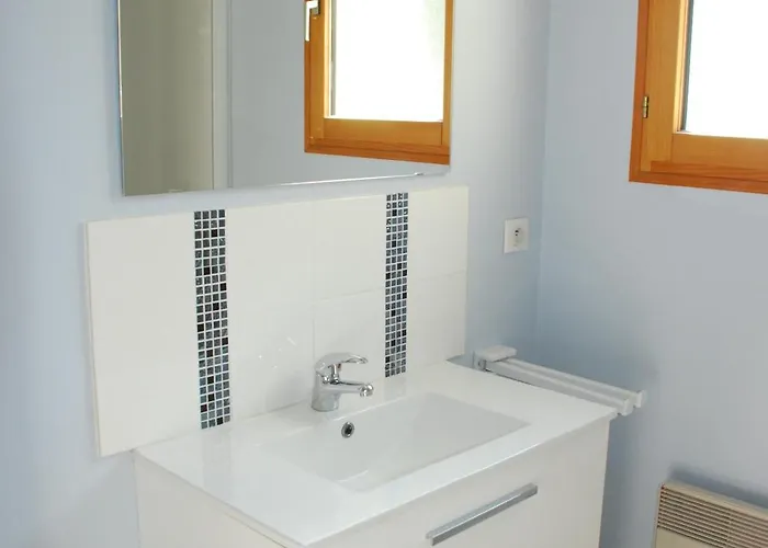 Maison En Bord De Et Lisière De Forêt *